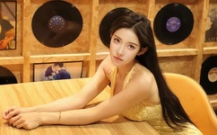 揪着小萝莉的头发疯狂输出